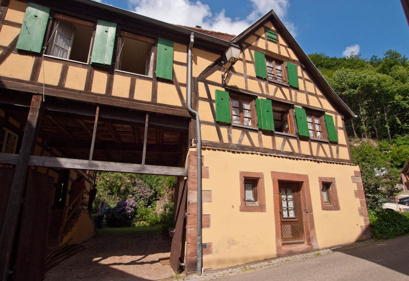 Ferienhaus Elsass in Oberbronn; Blick auf das Gästehaus, den Hof und die Vogesen